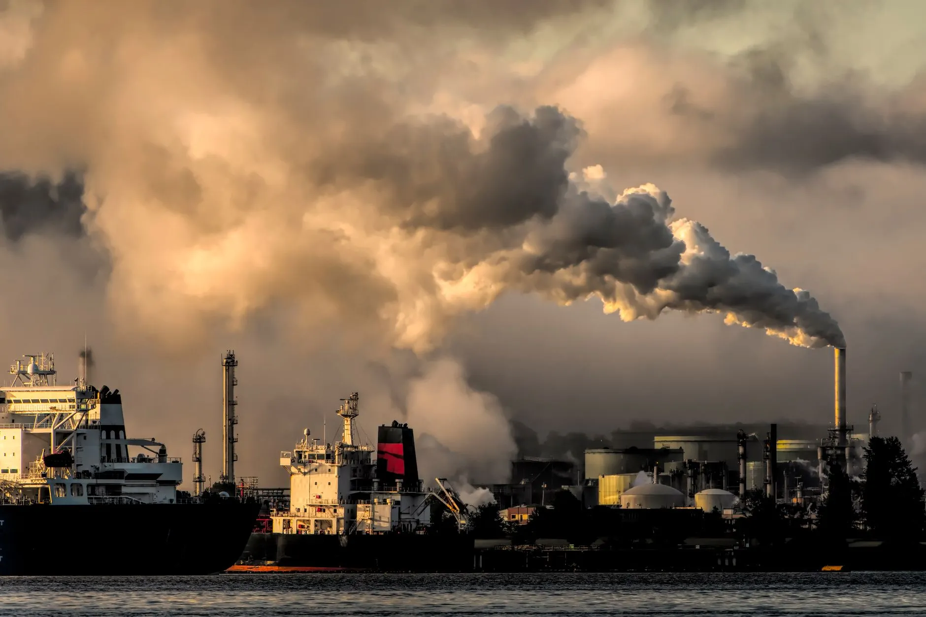 China sees emissions cut as oil consumption drops